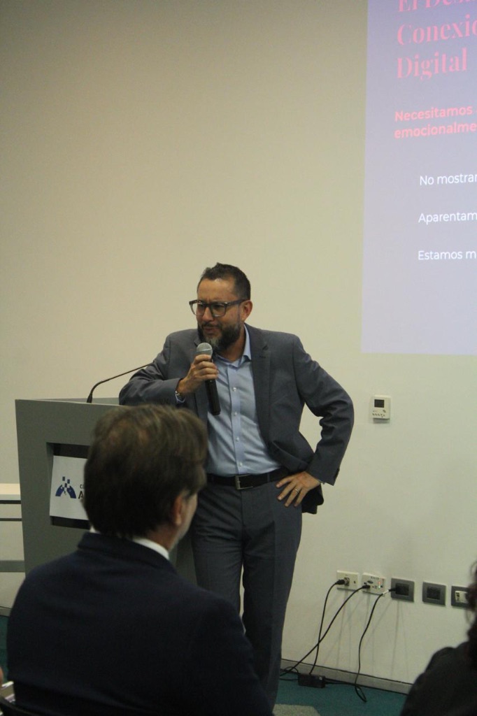 Carlos Melo presentando en workshop corporativo